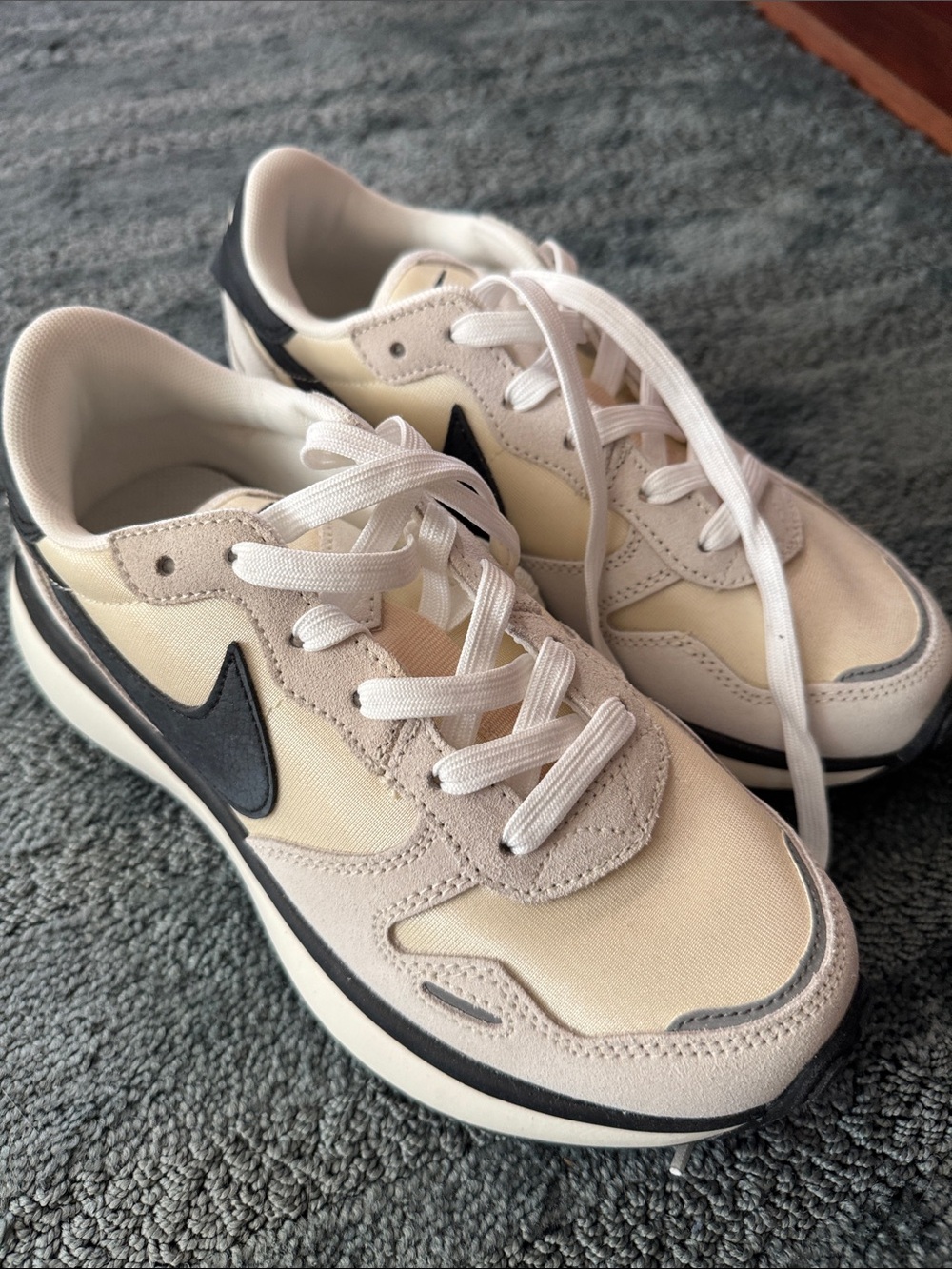 Nike Women's Cream and Black Casual Sneakers